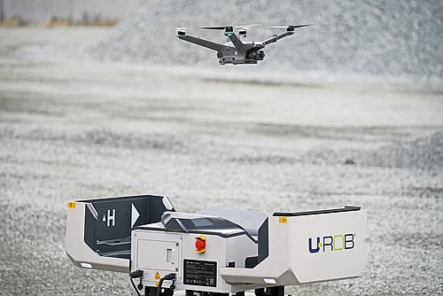 DJI Dock 2 Eine Drohne schwebt über einem geöffneten Korb.