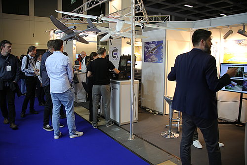 Intergeo_2023_Germandrones_Stand Mehrere Personen an einem Messestand